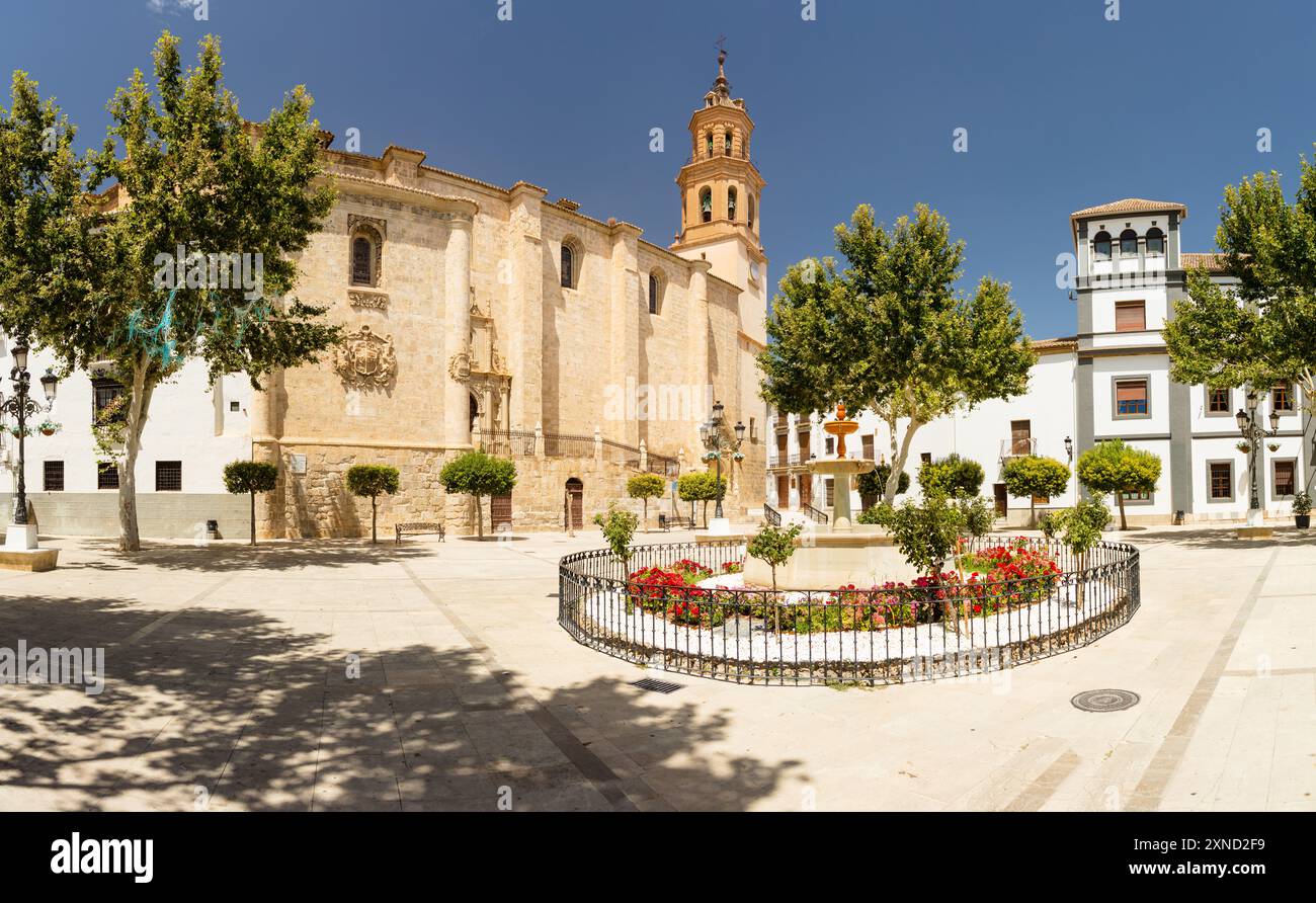 Baza, Plaza Mayor, mostra la Chiesa di Nuestra Señora Santa Maria de la Encarnaion, Andalusia, regione di Granada, Spagna meridionale, fotografata a mezzogiorno Foto Stock