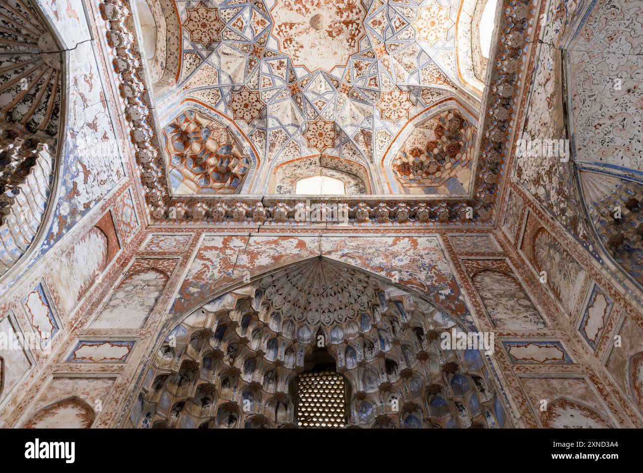 Dettagli interni della moschea invernale della Madrasa Abdulaziz Khan, un'antica madrassa a Bukhara, Uzbekistan. Fu costruito nel 1652-1654 Foto Stock