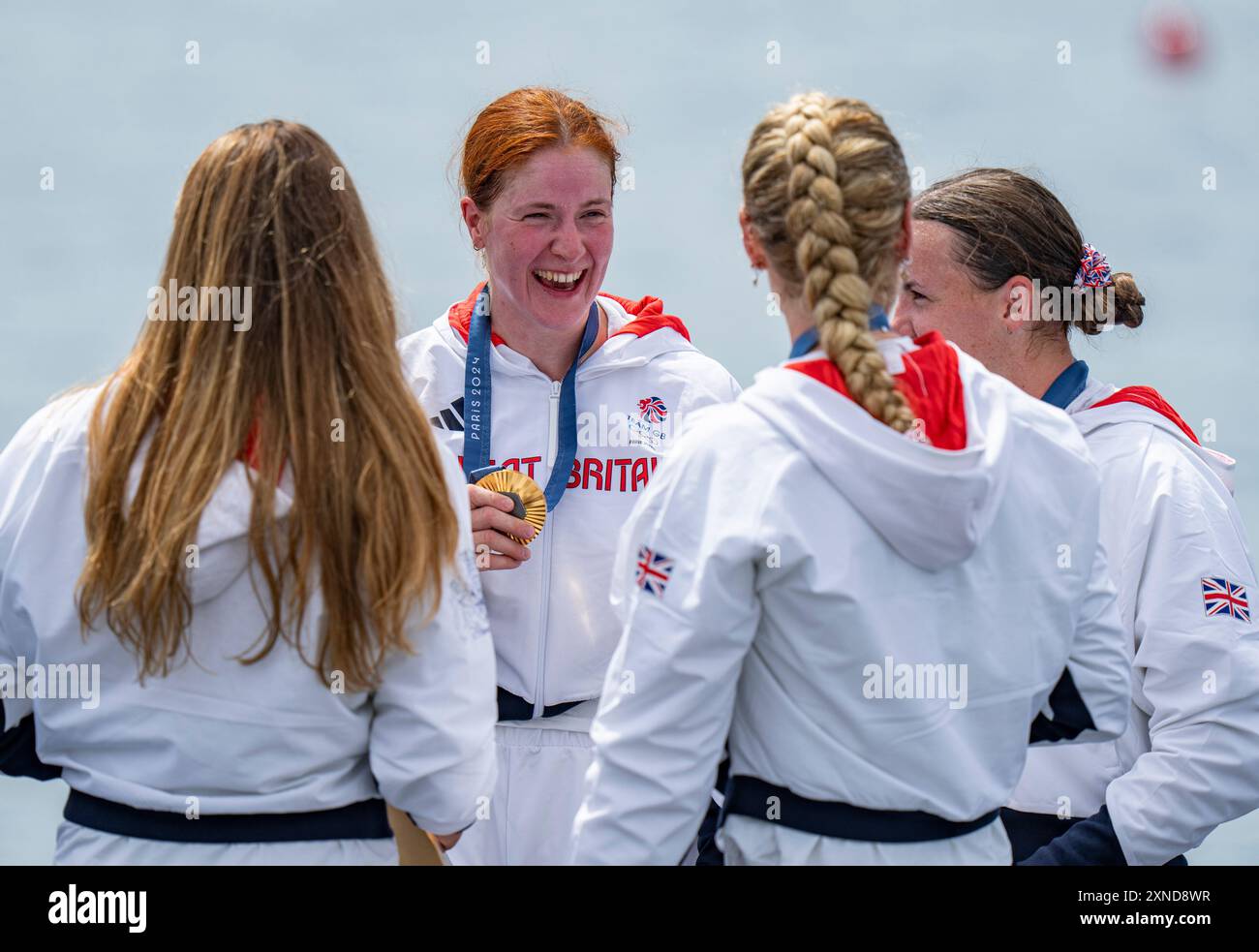 Vaires Sur Marne. 31 luglio 2024. Le medaglie d'oro Lauren Henry (1° R)/Hannah Scott (2° R)/Lola Anderson/Georgina Brayshaw (2° L) della Gran Bretagna celebrano dopo che le scudi quadruple femminili hanno vinto la finale A di canottaggio ai Giochi Olimpici di Parigi 2024 a Vaires-sur-Marne, in Francia, il 31 luglio 2024. Crediti: Sun Fei/Xinhua/Alamy Live News Foto Stock