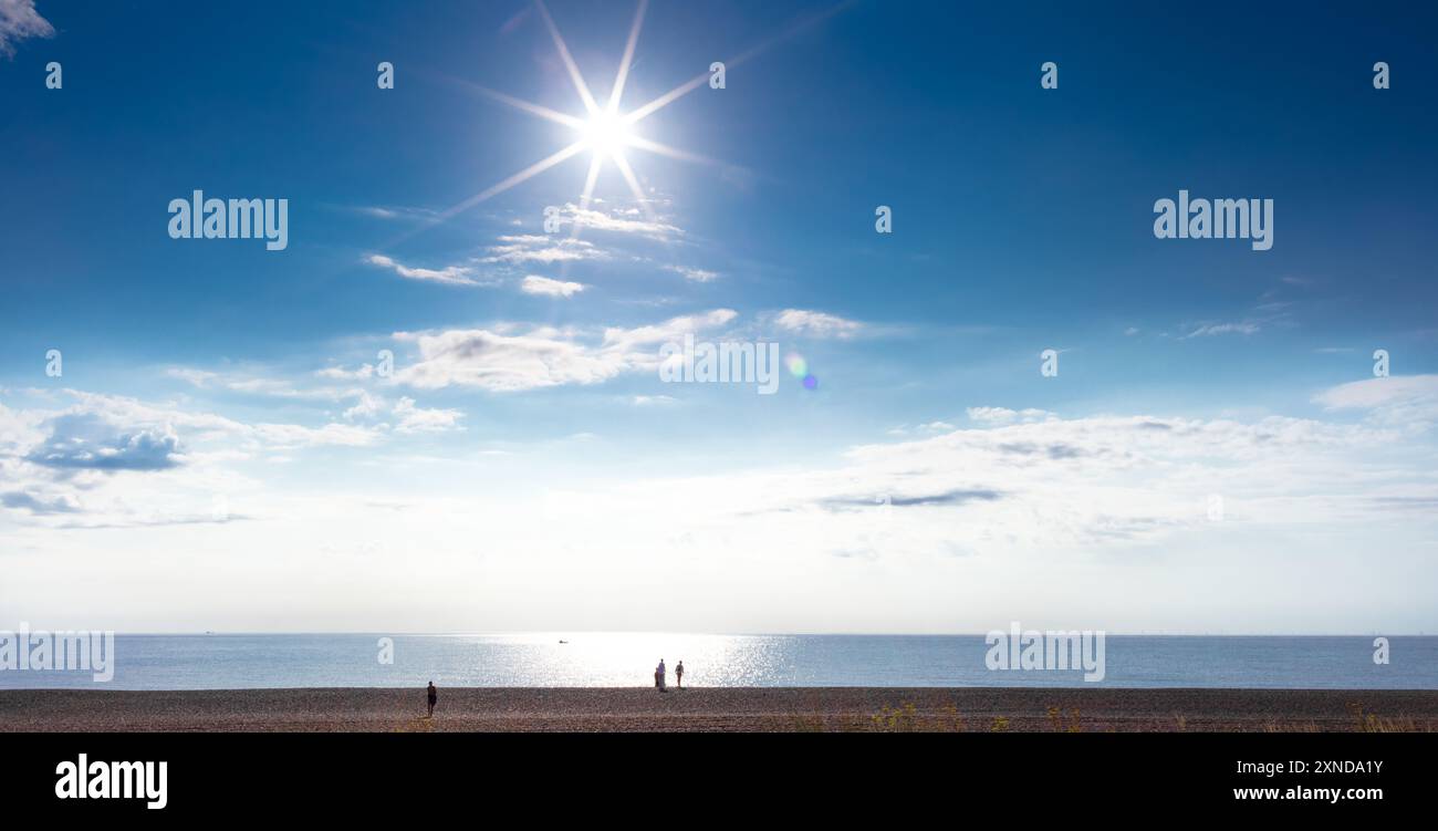 Aldeburgh Beach, Suffolk, Inghilterra, Regno Unito, Sunny Beach Sea and Sky, Long Beach Landscape e Bright Sun. Panorama sulla spiaggia. Luglio nel Suffolk. Foto Stock