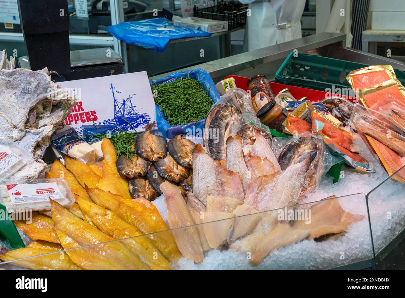 Pesce essiccato e affumicato esposto in un armadietto di ghiaccio sul banco dei pesci. Mercato di Cardiff, 30/07/2024. Foto Stock