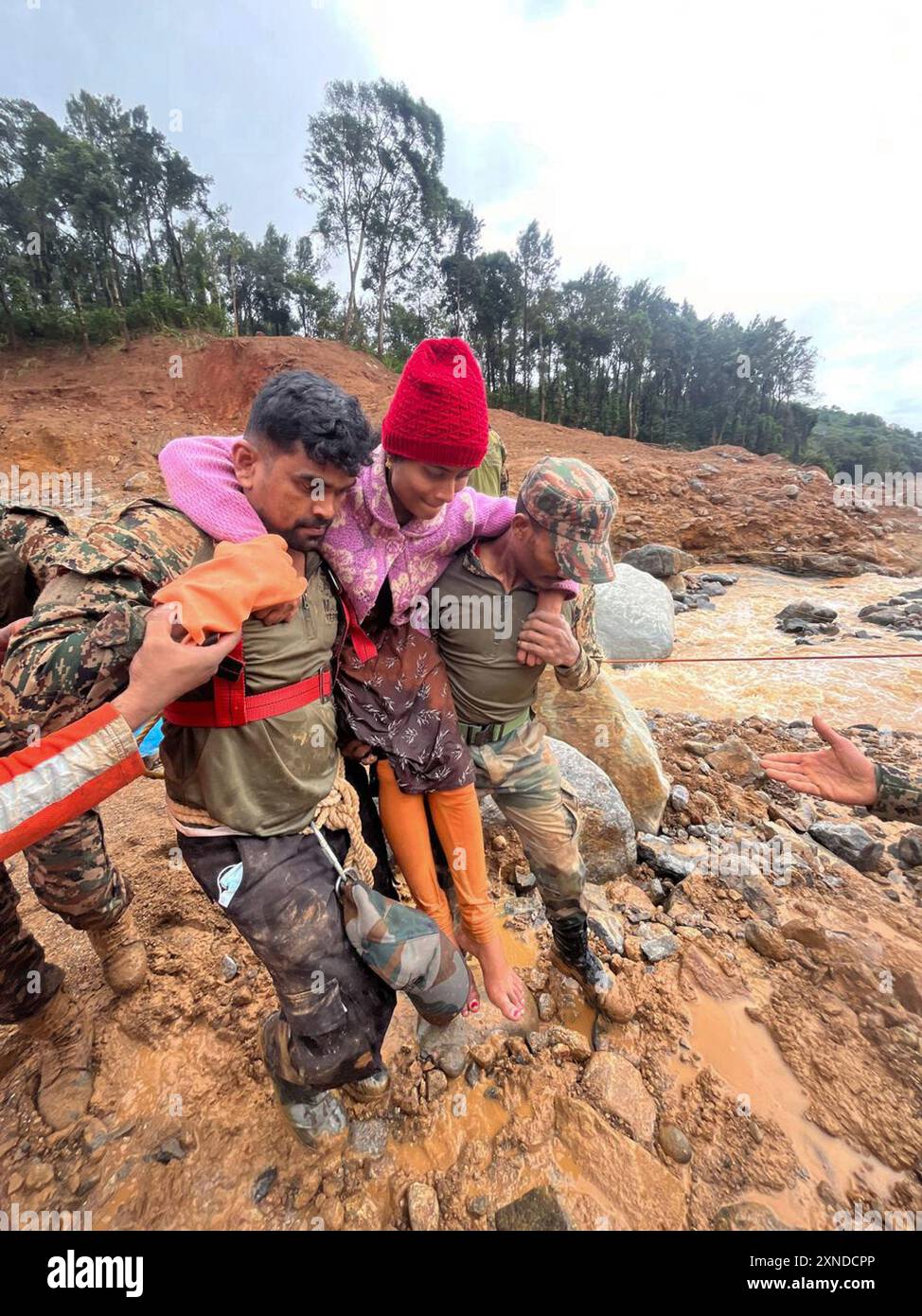 (240731) -- KERALA, 31 luglio 2024 (Xinhua) -- i soccorritori evacuano una donna dopo diverse frane innescate da forti piogge nello stato del Kerala, India, 31 luglio 2024. Martedì scorso diverse frane hanno colpito il distretto di Wayanad, nello stato del Kerala, causando gravi perdite di vite umane e proprietà. Finora 165 persone sono state dichiarate morte nelle frane. I funzionari hanno detto che il numero delle vittime è destinato ad aumentare, dato che oltre 100 persone sono ancora scomparse e molti altri corpi sono stati sepolti sotto i detriti. (UNI/handout tramite Xinhua) Foto Stock