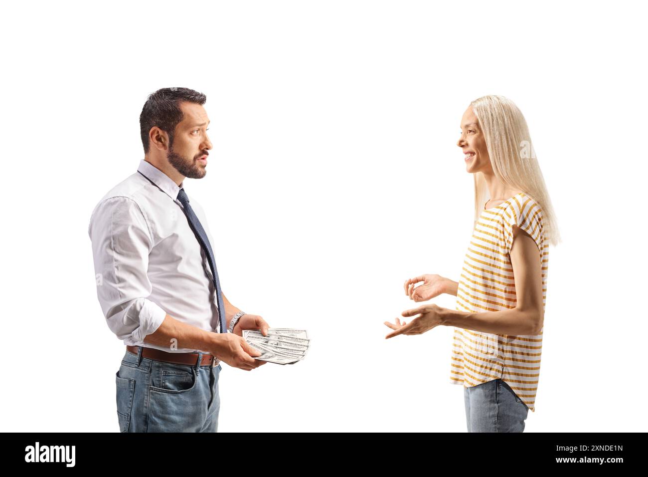 Uomo d'affari che dà soldi a una giovane donna informale isolata su sfondo bianco Foto Stock