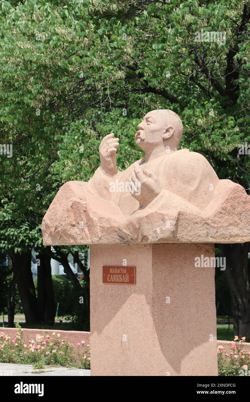 Statua di Sayakbay Karalaev, maestro manaschi, di fronte alla Filarmonica Nazionale di Bishkek. Le sue parole hanno conservato l'epico "Manas" per le generazioni future. Foto Stock