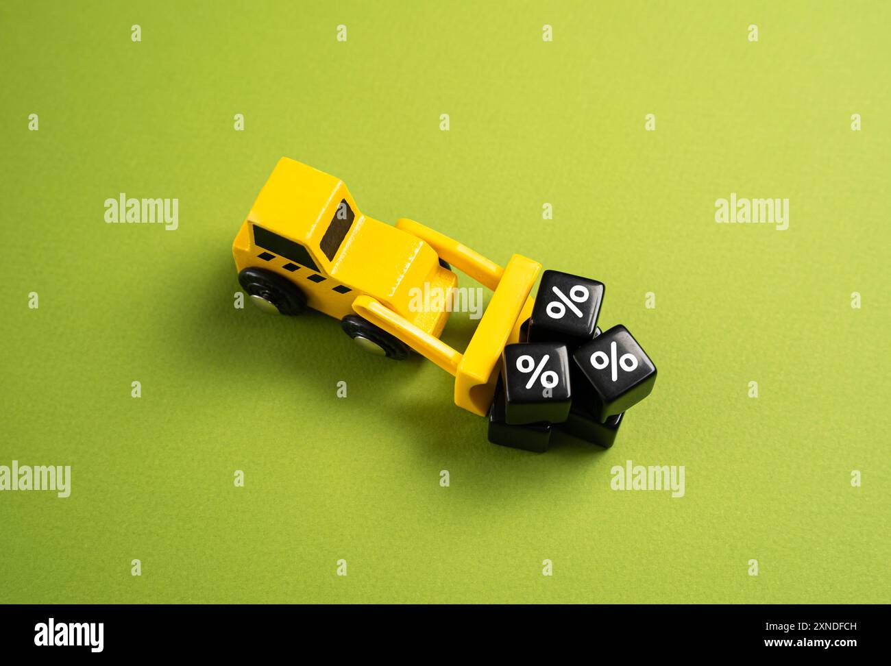 Il bulldozer rimuove interessi e debiti. Ristrutturazione e cancellazione del debito, miglioramento della situazione economica. Tasso chiave della banca centrale, monet Foto Stock