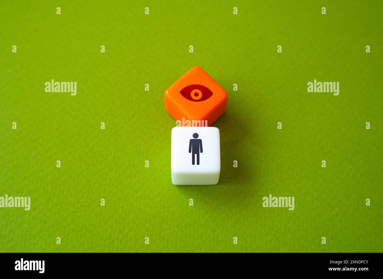 Figura umana e occhio sopra la testa. Concetto di sorveglianza. Privacy personale e raccolta dei dati. Policy trasparenti sull'utilizzo dei dati. Prudente sulla condivisione p Foto Stock