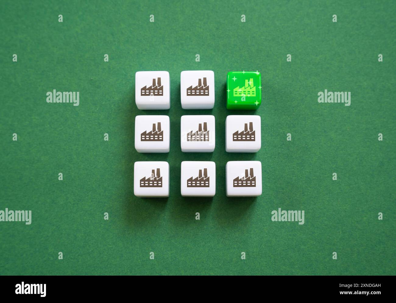 Concetto di stabilimento industriale evidenziato. Rispetto dell'ambiente e zero emissioni di sostanze nocive. Energia verde, efficienza energetica pr Foto Stock