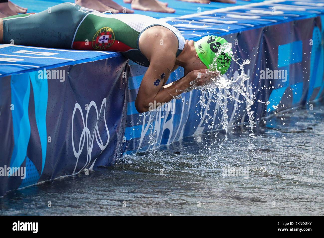 Parigi, Francia. 31 luglio 2024. Vasco Vilaca del Team Portugal spruzza in faccia l'acqua dalla Senna prima dell'inizio del triathlon maschile durante i Giochi Olimpici estivi di Parigi 2024 a Parigi, Francia, mercoledì 31 luglio 2024. Foto di Paul Hanna/UPI credito: UPI/Alamy Live News Foto Stock