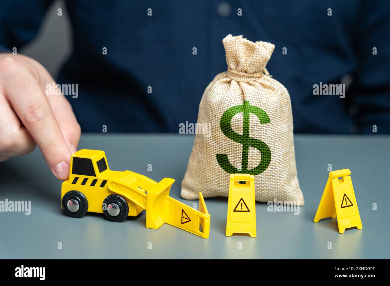 L'uomo rimuove le restrizioni sul capitale. Concetto, il bulldozer demolisce i cartelli di restrizione intorno al sacco dei soldi. Revoca delle sanzioni e sblocco dei beni. Foto Stock