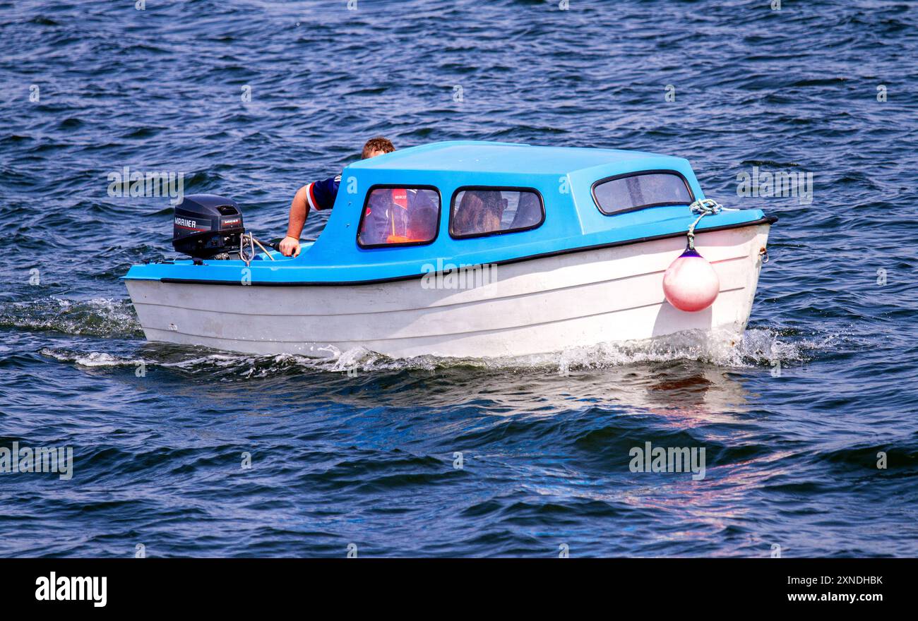 Tayport, Fife, Scozia, Regno Unito. 31 luglio 2024. Meteo nel Regno Unito: L'ultimo giorno di luglio ha visto un delizioso sole caldo, con temperature che raggiungevano i 22°C nel porto di Tayport a Fife, in Scozia. La gente del posto si sta godendo una giornata in barca lungo il fiume Tay con vedute di Broughty Ferry, Dundee sullo sfondo. Crediti: Dundee Photographics/Alamy Live News Foto Stock