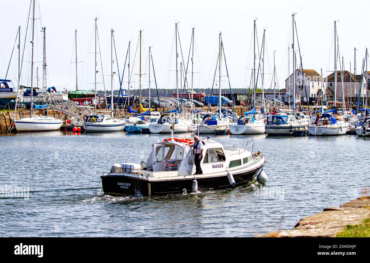 Tayport, Fife, Scozia, Regno Unito. 31 luglio 2024. Meteo nel Regno Unito: L'ultimo giorno di luglio ha visto un delizioso sole caldo, con temperature che raggiungevano i 22°C nel porto di Tayport a Fife, in Scozia. La gente del posto si sta godendo una giornata in barca lungo il fiume Tay con vedute di Broughty Ferry, Dundee sullo sfondo. Crediti: Dundee Photographics/Alamy Live News Foto Stock