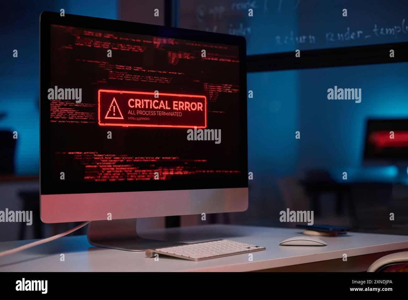 Immagine di sfondo del computer PC con messaggio di emergenza di errore critico sullo schermo in spazi di copia con luci rosse Foto Stock