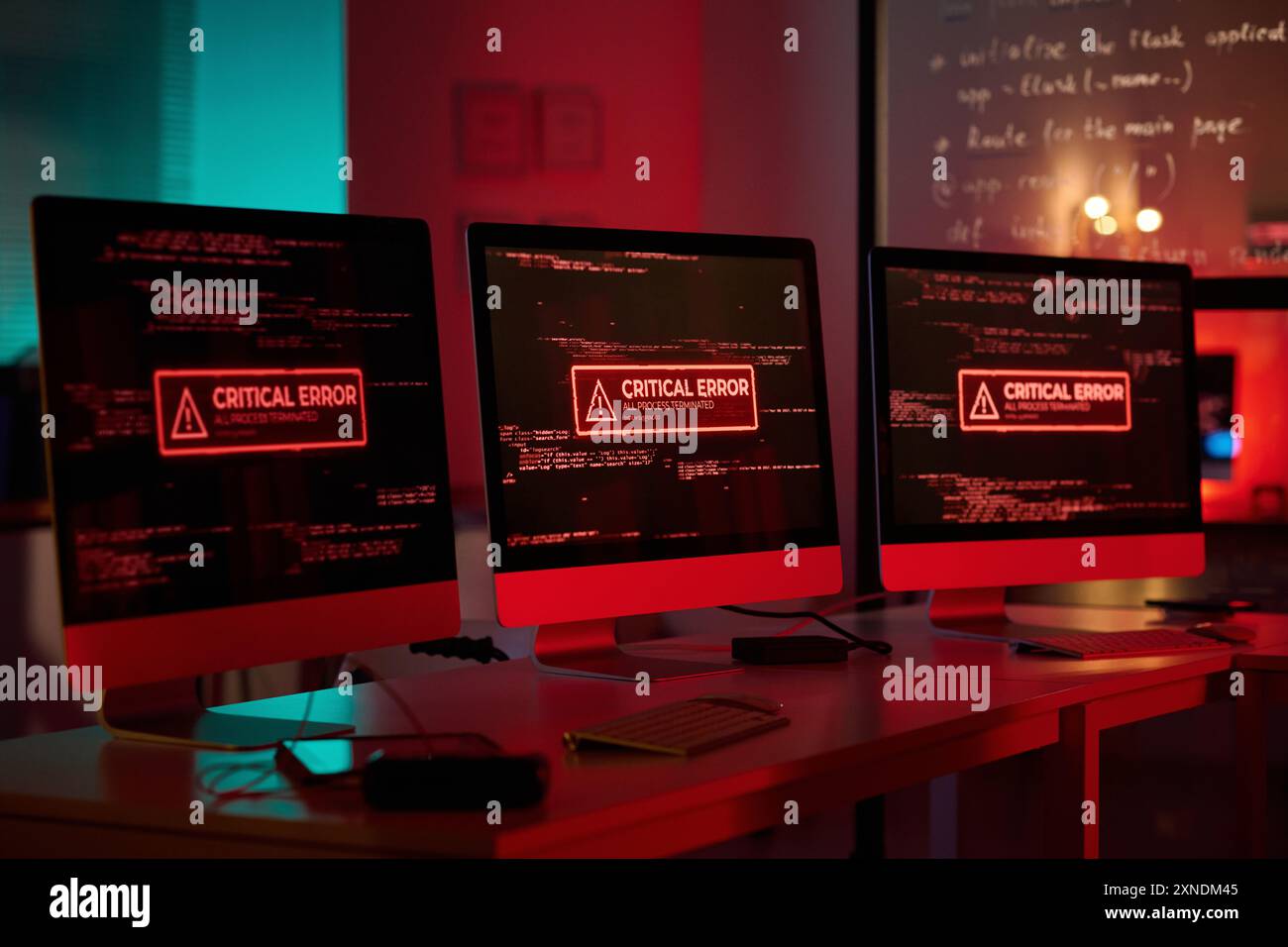 Immagine di sfondo di tre monitor di computer con messaggi di emergenza sullo schermo in spazi di copia con luci rosse Foto Stock