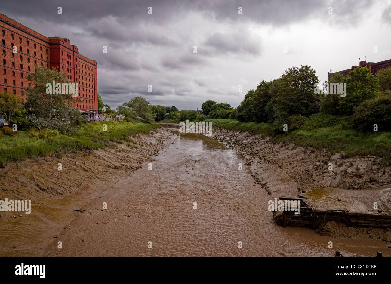 Vecchi magazzini lungo il fiume Avon, Bristol, Inghilterra. Foto Stock