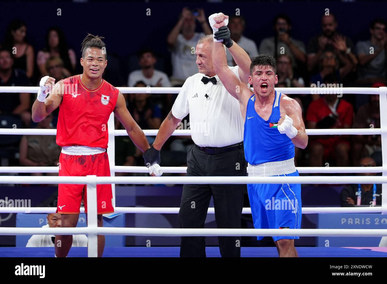 Zeyad Eashash (a destra) della Giordania reagisce dopo aver vinto contro il giapponese Sewonrets Quincy Mensah Okazawa durante il round maschile di 71 kg di 16 incontri alla North Paris Arena il quinto giorno dei Giochi Olimpici di Parigi del 2024 in Francia. Data foto: Mercoledì 31 luglio 2024. Foto Stock