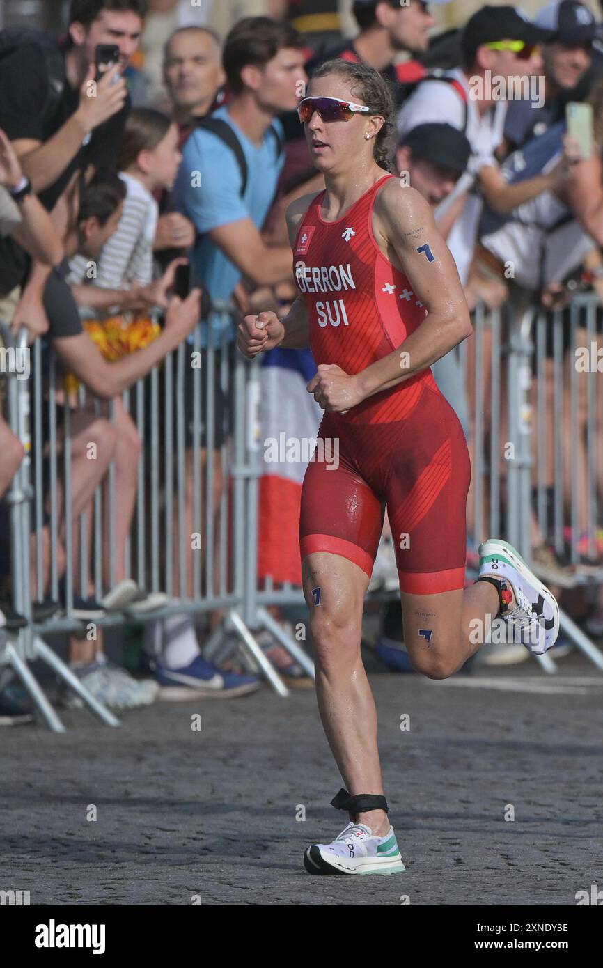 Julie Derron della Svizzera durante il Triathlon olimpico di Parigi il 31 luglio 2024 a Parigi, Francia crediti: Tiziano Ballabio/Alamy Live News Foto Stock