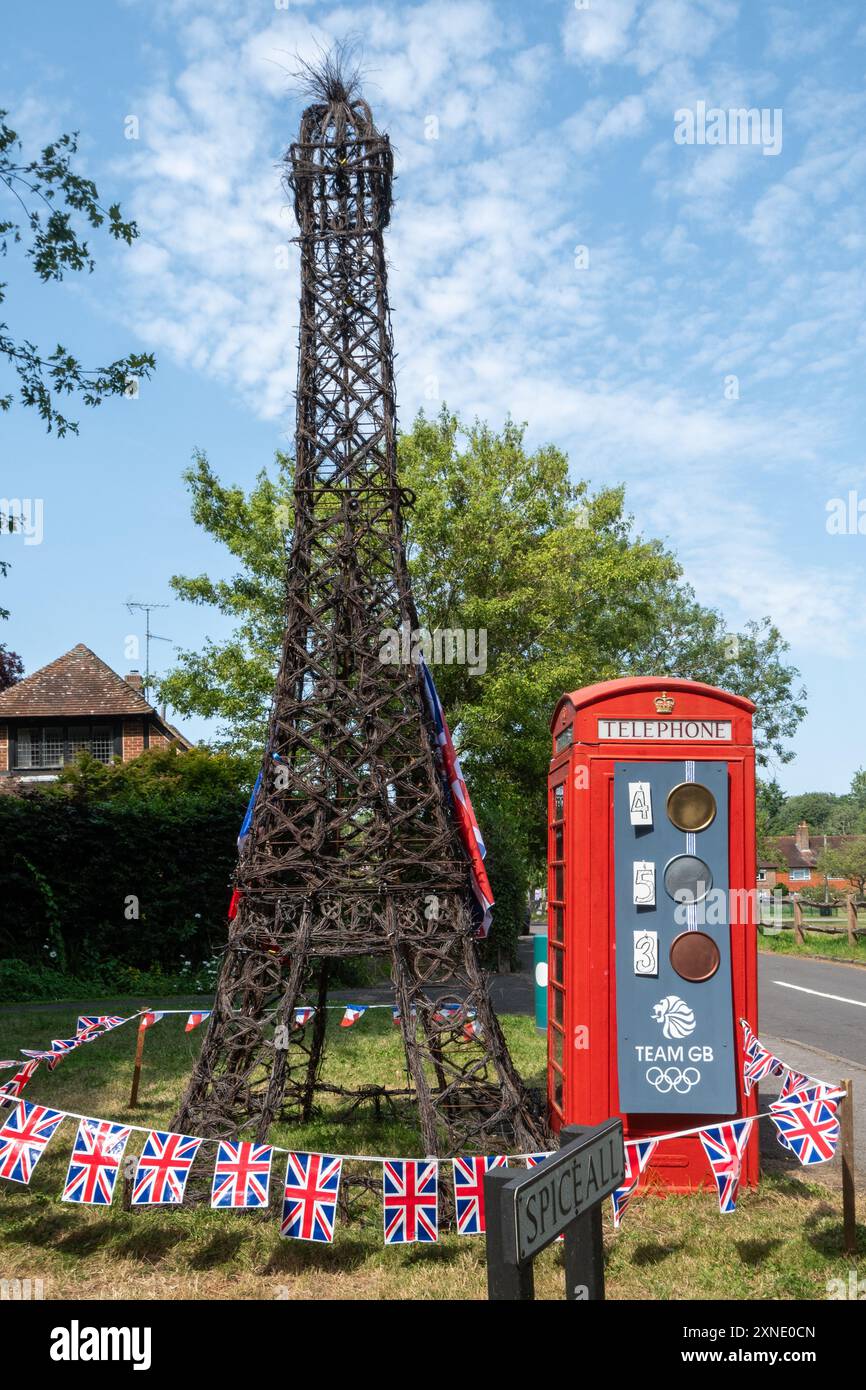 31 luglio 2024. Una cabina telefonica rossa decorata per celebrare le Olimpiadi di Parigi. Le celebrazioni dei Giochi Olimpici includono un grande modello della Torre Eiffel accanto alla tradizionale scatola telefonica rossa con un tavolo delle medaglie della squadra GB che viene aggiornato ogni giorno. Foto Stock
