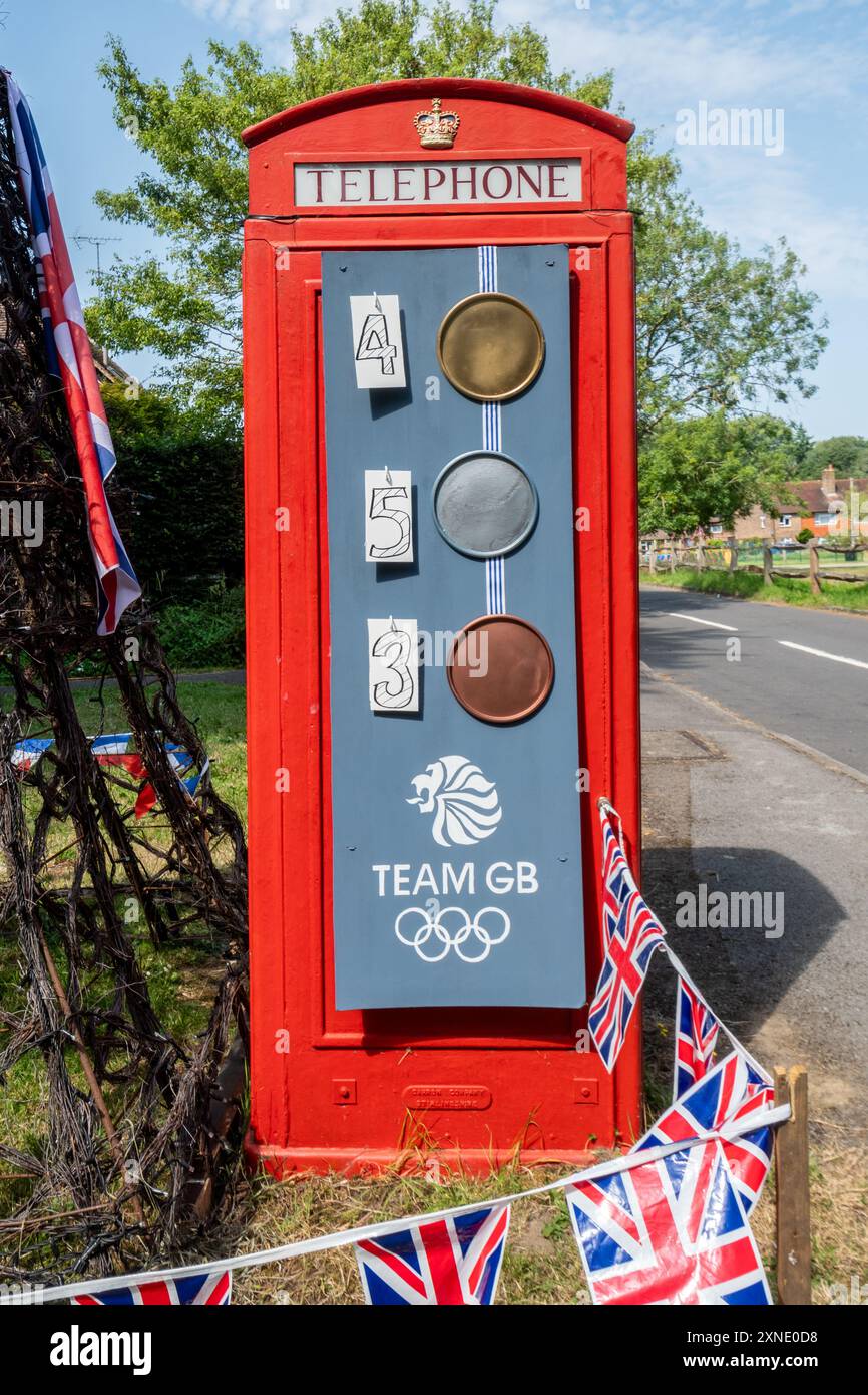 31 luglio 2024. Una cabina telefonica rossa decorata per celebrare le Olimpiadi di Parigi. Le celebrazioni dei Giochi Olimpici includono un grande modello della Torre Eiffel accanto alla tradizionale scatola telefonica rossa con un tavolo delle medaglie della squadra GB che viene aggiornato ogni giorno. Foto Stock