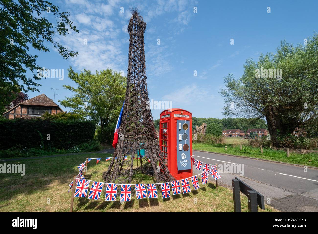 31 luglio 2024. Una cabina telefonica rossa decorata per celebrare le Olimpiadi di Parigi. Le celebrazioni dei Giochi Olimpici includono un grande modello della Torre Eiffel accanto alla tradizionale scatola telefonica rossa con un tavolo delle medaglie della squadra GB che viene aggiornato ogni giorno. Foto Stock