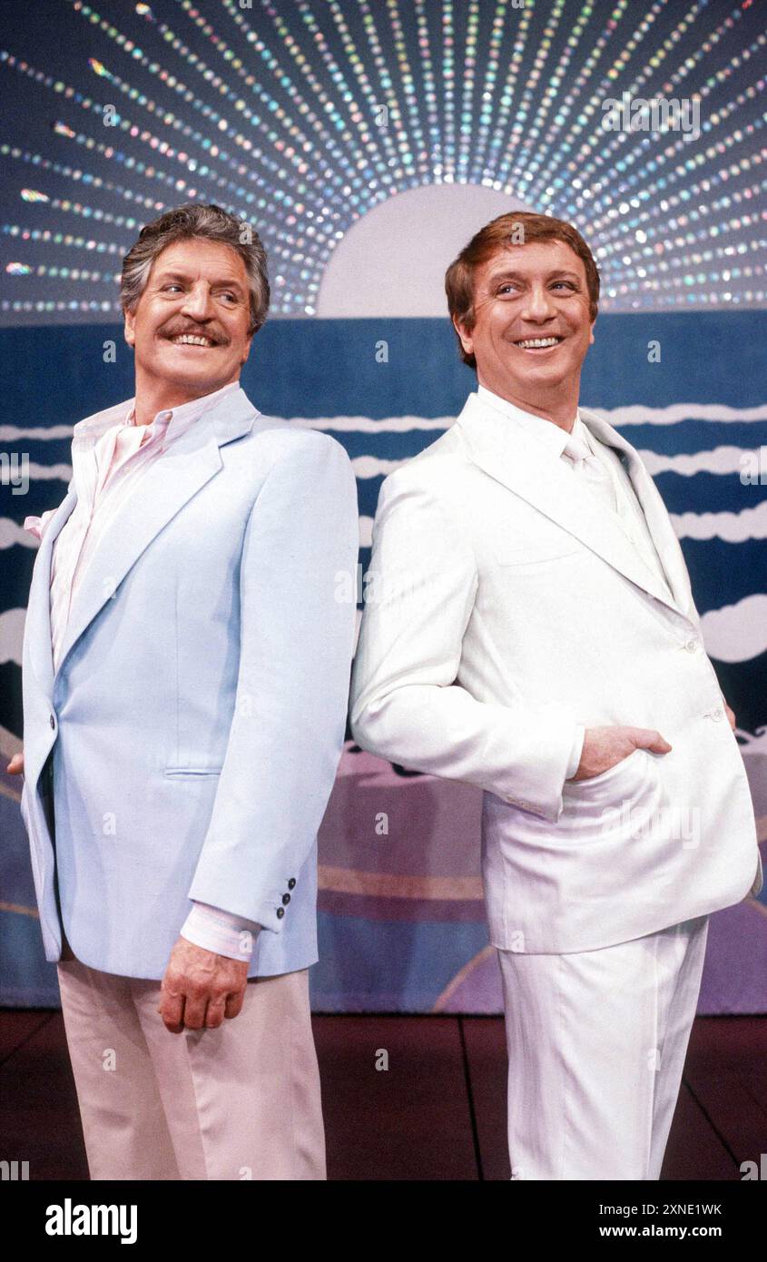 l-r: Denis Quilley (Georges), George Hearn (Albin) in LA CAGE AUX FOLLES al London Palladium, Londra W1 07/05/1986 musica: Jerry Herman libro: Harvey Fierstein basato sulla commedia di Jean Poiret scenografia: David Mitchell costumi: Theoni V Aldredge illuminazione: Jules Fisher coreografia: Scott Salmon regista: Arthur Laurents Foto Stock