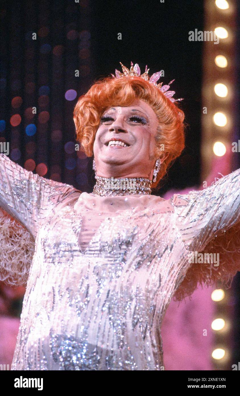 George Hearn (Zaza) in LA CAGE AUX FOLLES al London Palladium, Londra W1 07/05/1986 musica: Jerry Herman libro: Harvey Fierstein basato sulla commedia di Jean Poiret scenografia: David Mitchell costumi: Theoni V Aldredge illuminazione: Jules Fisher coreografia: Scott Salmon regista: Arthur Laurents Foto Stock