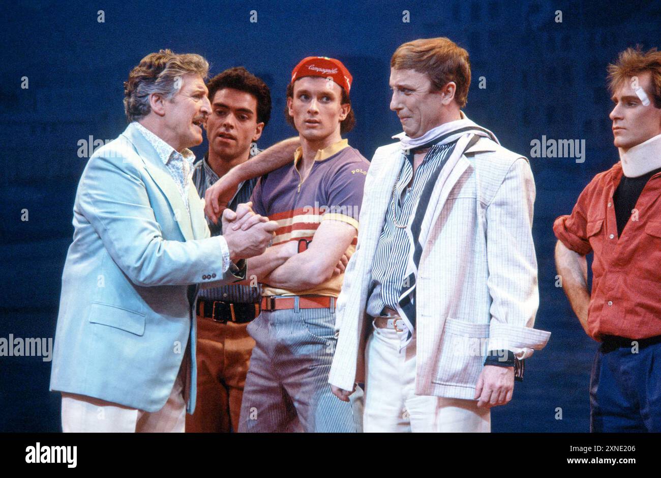 Front left: Denis Quilley (Georges) front right: George Hearn (Albin) in LA CAGE AUX FOLLES al London Palladium, London W1 07/05/1986 musica: Jerry Herman libro: Harvey Fierstein basato sulla commedia di Jean Poiret Set design: David Mitchell costumi: Theoni V Aldredge illuminazione: Jules Fisher coreografia: Scott Salmon regista: Arthur Laurents Foto Stock