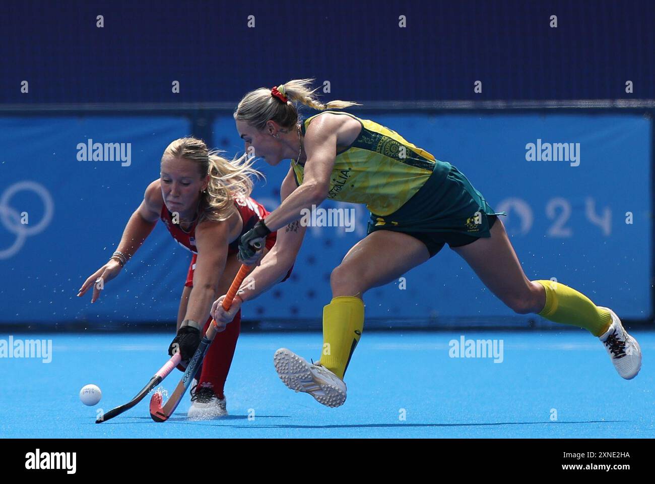 Parigi, Francia. 31 luglio 2024. Sophia Gladieux (L) degli Stati Uniti gareggia durante la partita di hockey femminile a biliardo B tra Australia e Stati Uniti a Colombes, sobborgo nord-occidentale di Parigi, Francia, 31 luglio 2024. Crediti: Ren Pengfei/Xinhua/Alamy Live News Foto Stock