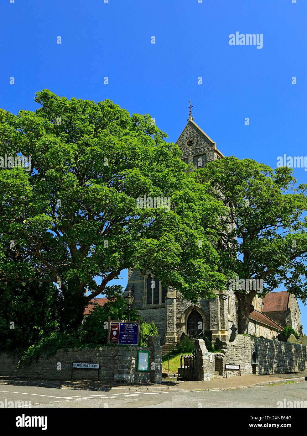 Saint Augustines chiesa, un raffinato esempio di chiesa in stile vittoriano edificio costruito da William Butterfield, Penarth, South Wales, Regno Unito. Foto Stock