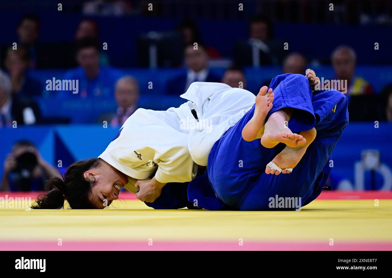 Parigi, Francia. 31 luglio 2024. La judoka belga Gabriella Willems e la olandese Ellen van Dijk combattono durante un incontro di judo tra il belga Willems e l'olandese Van Dijke nella lotta per la medaglia di bronzo nella categoria 70 kg della competizione di judo femminile ai Giochi olimpici di Parigi del 2024, mercoledì 31 luglio 2024 a Parigi, Francia. I Giochi della XXXIII Olimpiade si svolgono a Parigi dal 26 luglio all'11 agosto. La delegazione belga conta 165 atleti in 21 sport. BELGA FOTO DIRK WAEM credito: Belga News Agency/Alamy Live News Foto Stock