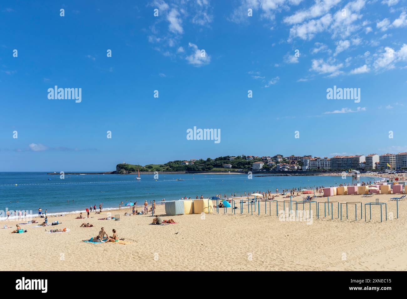 Francia, regione Nouvelle-Aquitania, Saint-Jean-de-Luz, grande Plage guardando verso il punto Sainte-Barbe Foto Stock