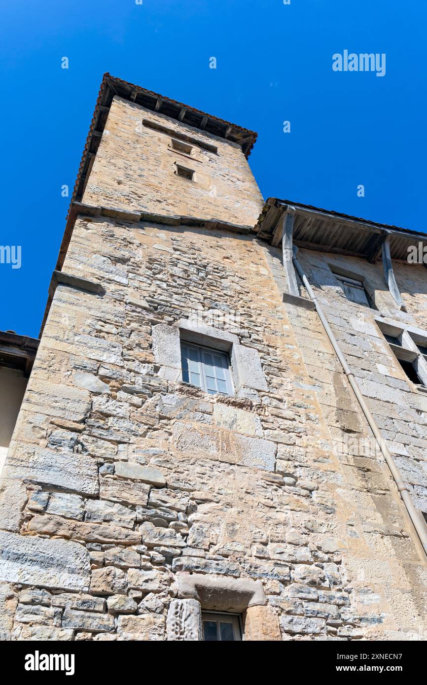 Francia, regione Nouvelle-Aquitania, Saint-Jean-de-Luz, antica torre di pietra e edificio in Rue de la Republique sopra l'"Auberge Kaiku" Foto Stock