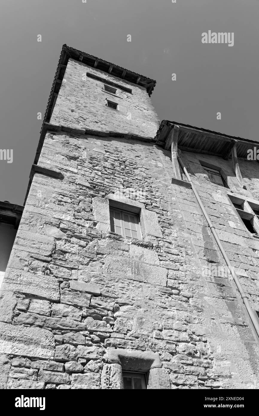 Francia, regione Nouvelle-Aquitania, Saint-Jean-de-Luz, antica torre di pietra e edificio in Rue de la Republique sopra l'"Auberge Kaiku" Foto Stock