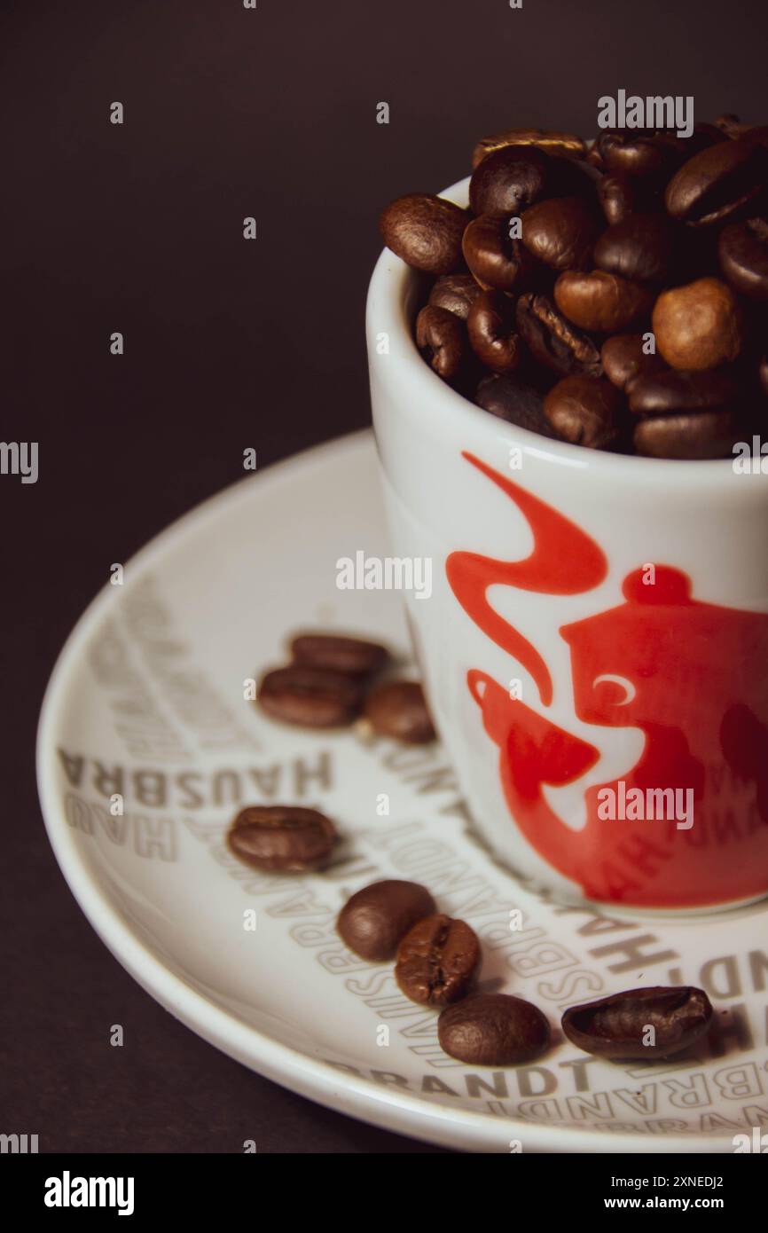 Fotografie di caffè in chicchi di caffè di alta qualità con texture ricche e colori profondi dei chicchi appena tostati. Ideale per materiale pubblicitario o promozionale. Foto Stock