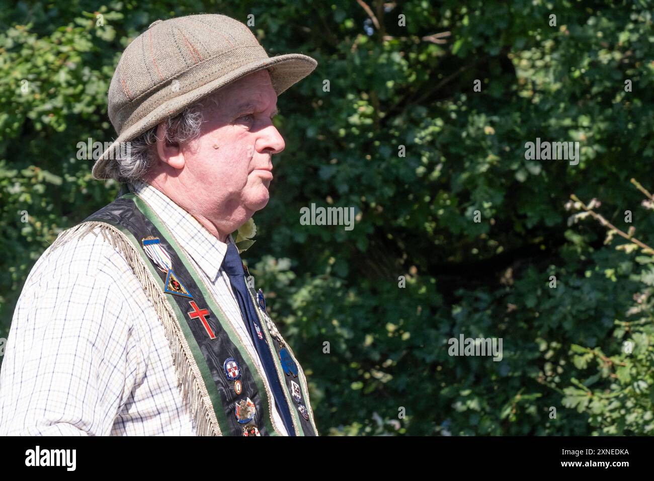 Ballyclare, Irlanda del Nord - 27 agosto 2022: L'uomo sfilava in cappello e regalia in tweed, parata annuale della Royal Black Institution lo scorso sabato. Foto Stock