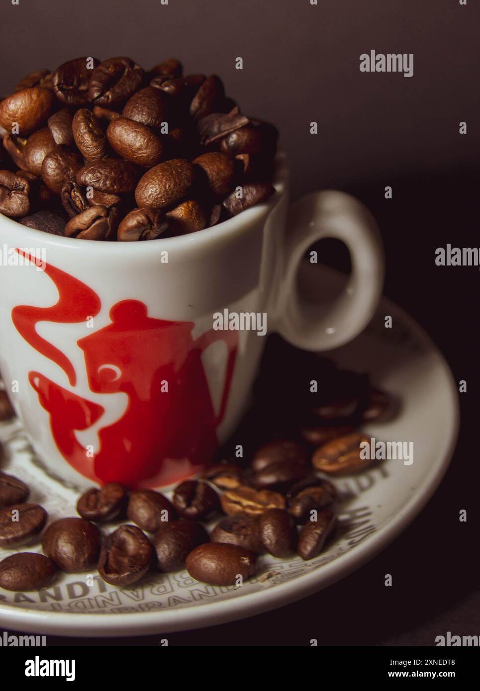 Fotografie di caffè in chicchi di caffè di alta qualità con texture ricche e colori profondi dei chicchi appena tostati. Ideale per materiale pubblicitario o promozionale. Foto Stock