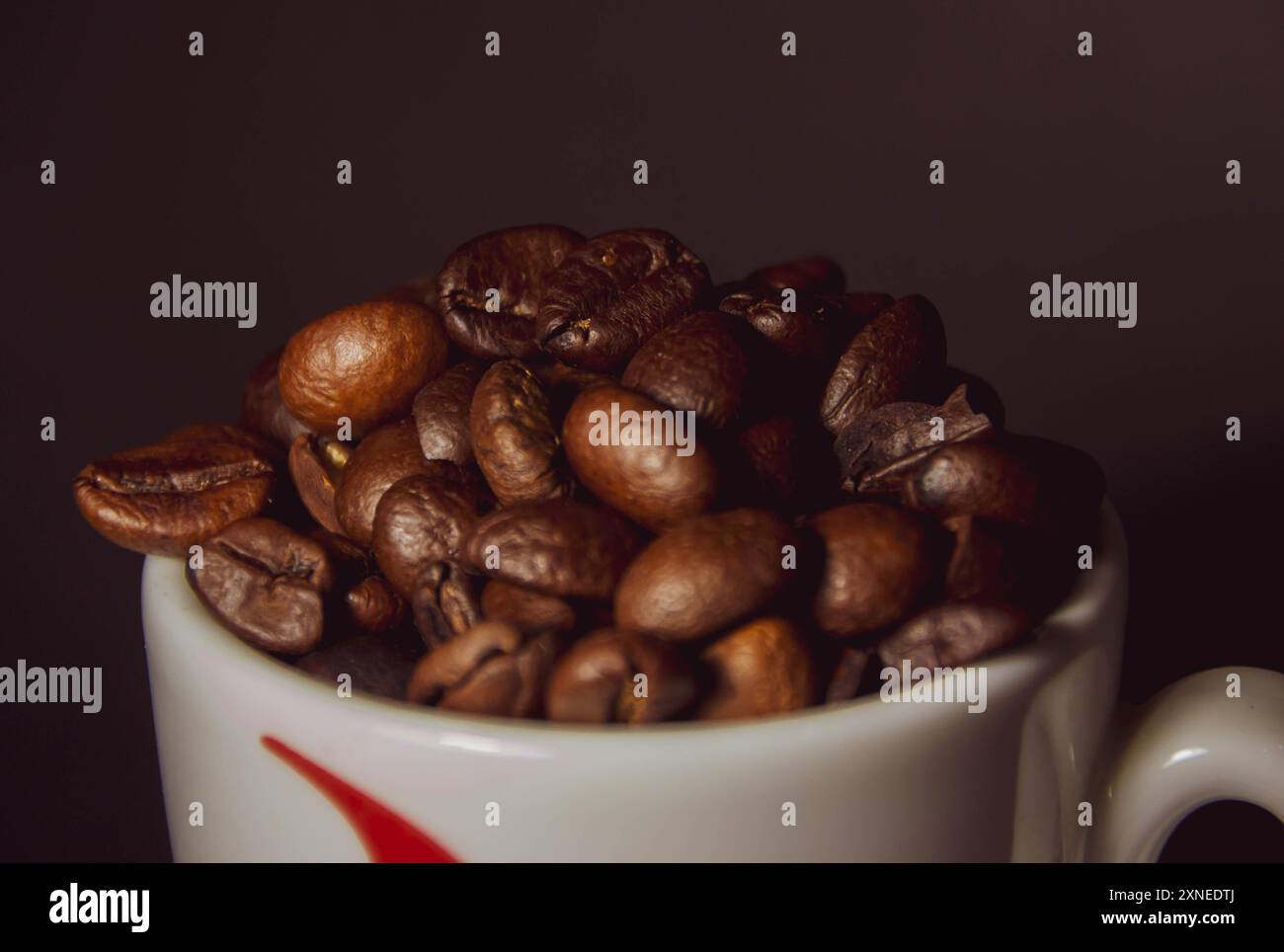 Fotografie di caffè in chicchi di caffè di alta qualità con texture ricche e colori profondi dei chicchi appena tostati. Ideale per materiale pubblicitario o promozionale. Foto Stock