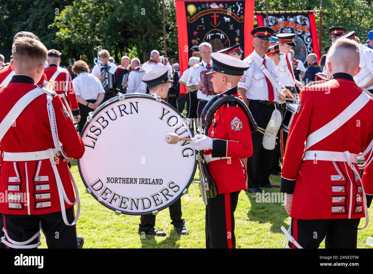 Ballyclare, Irlanda del Nord - 27 agosto 2022: Lisburn Young Defenders alla Royal Black Institution lo scorso sabato sfilata, uniforme militare rossa. Foto Stock