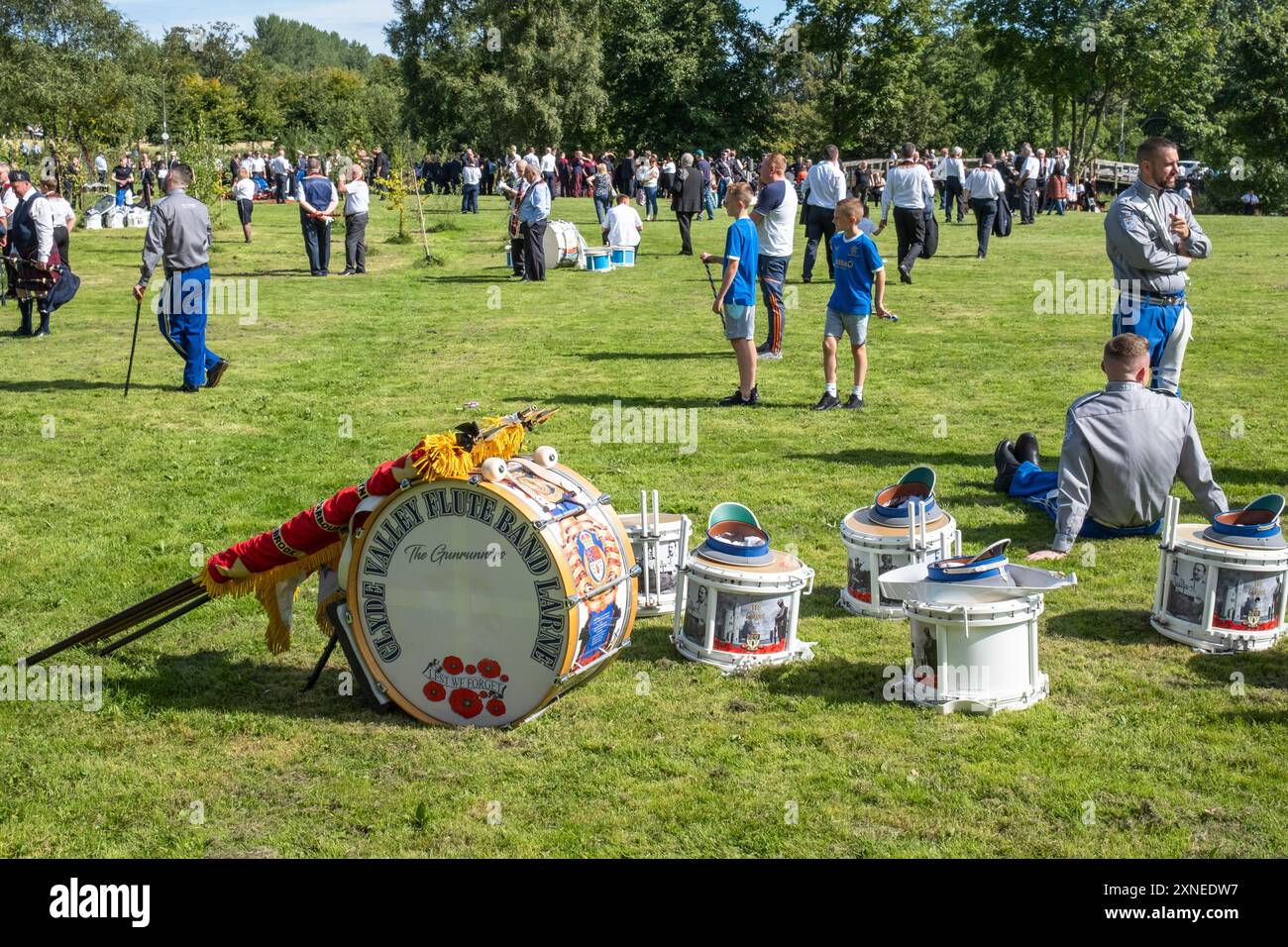 Ballyclare, Irlanda del Nord - 27 agosto 2022: Clyde Valley Flute Band da Larne, in attesa dell'inizio della parata del Royal Black Institution lo scorso sabato. Foto Stock