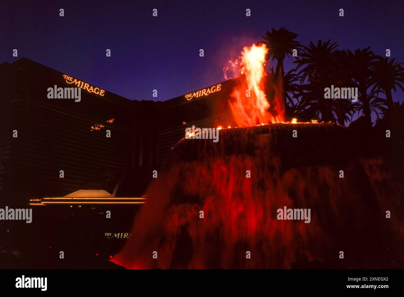 Las Vegas, 1998: Il mega-resort Mirage, a tema dei mari del Sud, è stato inaugurato nel 1989 e presenta l'iconico vulcano eruttante e fontane, che mettono in scena uno spettacolo gratuito per famiglie quattro volte a notte. La struttura è chiusa a metà luglio 2024. Foto Stock