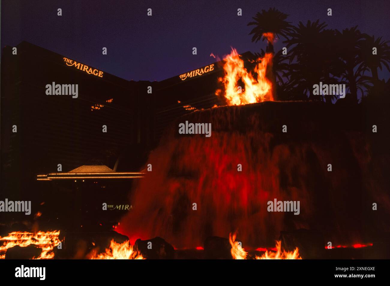 Las Vegas, 1998: Il mega-resort Mirage, a tema dei mari del Sud, è stato inaugurato nel 1989 e presenta l'iconico vulcano eruttante e fontane, che mettono in scena uno spettacolo gratuito per famiglie quattro volte a notte. La struttura è chiusa a metà luglio 2024. Foto Stock