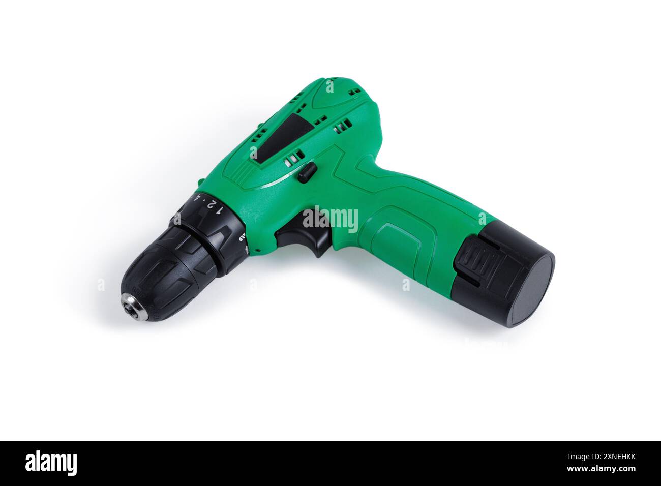 Avvitatore a batteria verde. Primo piano. Isolato su sfondo bianco. Foto Stock