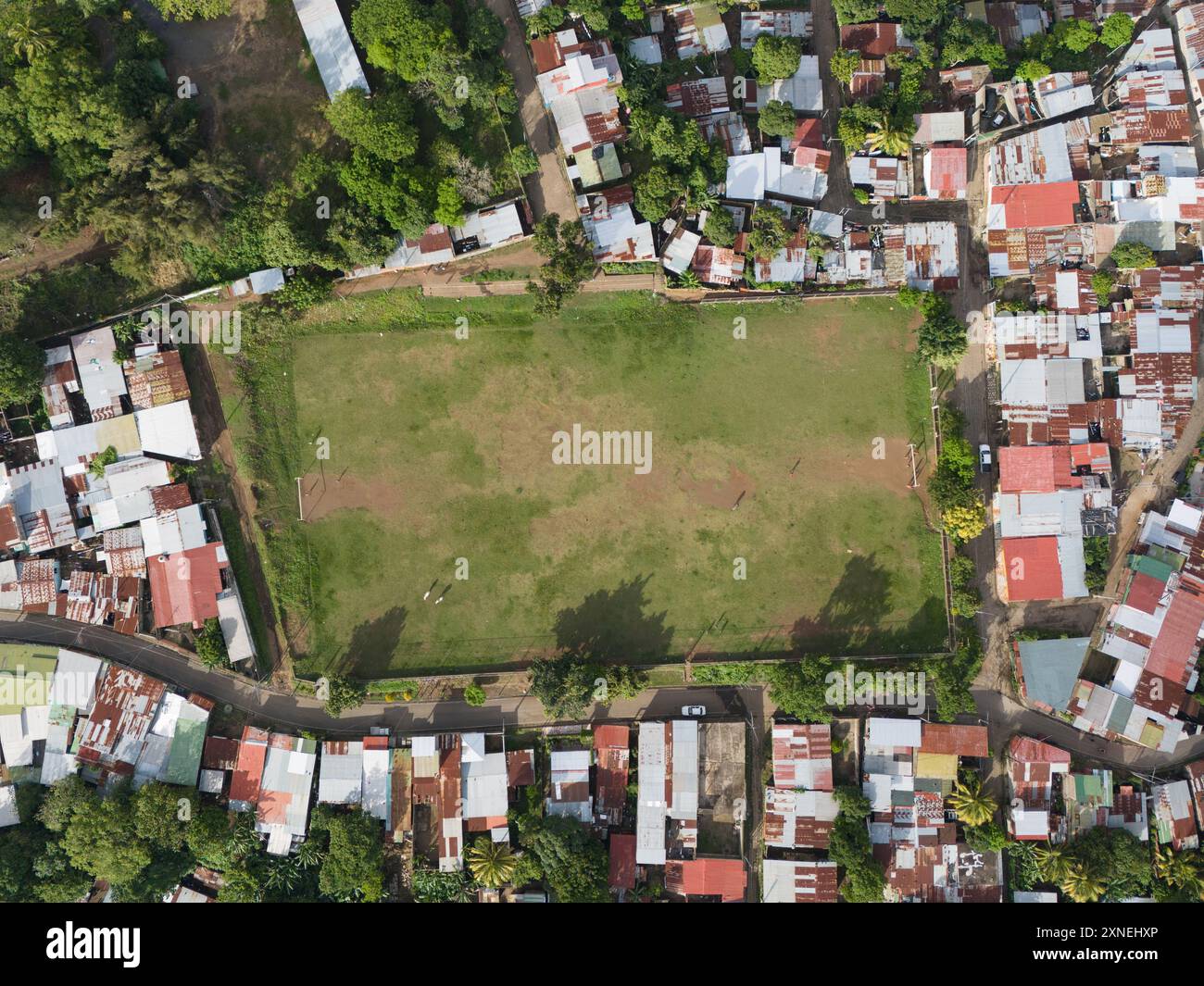 Campo da calcio rurale in erba sopra la vista superiore dei droni Foto Stock