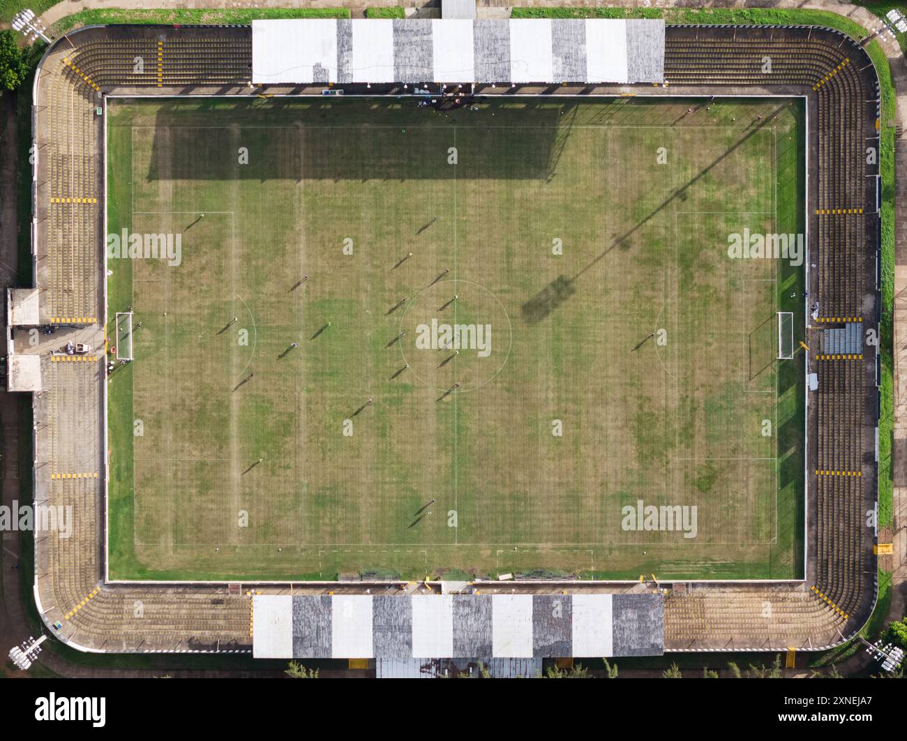 Stadio di calcio con i giocatori sopra la vista superiore dei droni Foto Stock