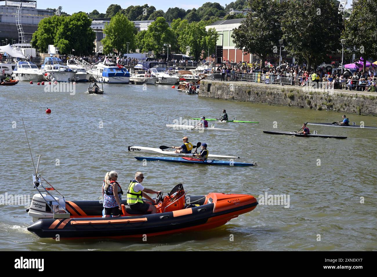 Porto galleggiante di Bristol con kayak da un uomo e barca di sicurezza al Bristol Harbour Festival, nel centro della città, Regno Unito Foto Stock