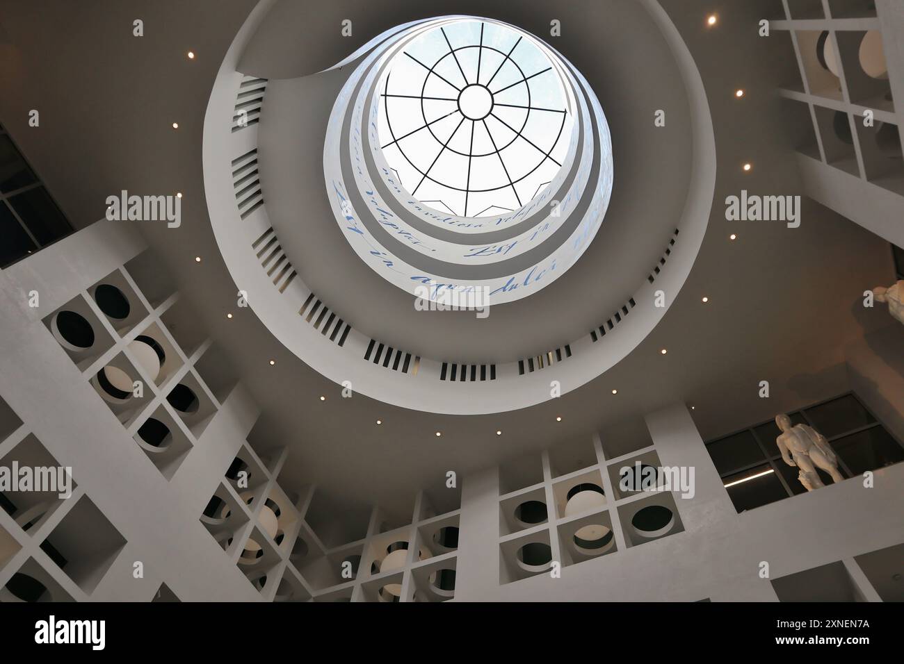 Napoli - Cupola della stazione metro Chiaia dalla piazza interna Foto Stock