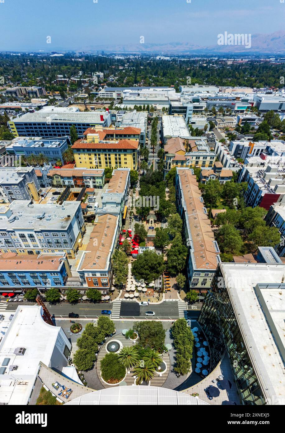 Vista aerea del quartiere residenziale e commerciale di Santana Row, con strade alberate, architettura moderna e attività vivace - San Jose, CA Foto Stock