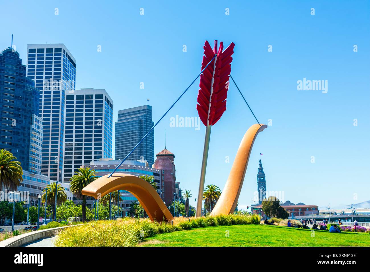 Cupid's Span, scultura gigante di arco e freccia presso Embarcadero Waterfront - San Francisco, California, USA - 22 giugno 2024 Foto Stock