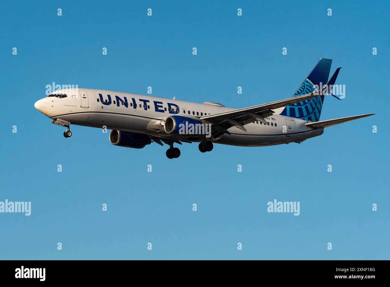 Un Boeing 737-800 della United Airlines in avvicinamento per atterrare all'aeroporto di San Diego. Foto Stock