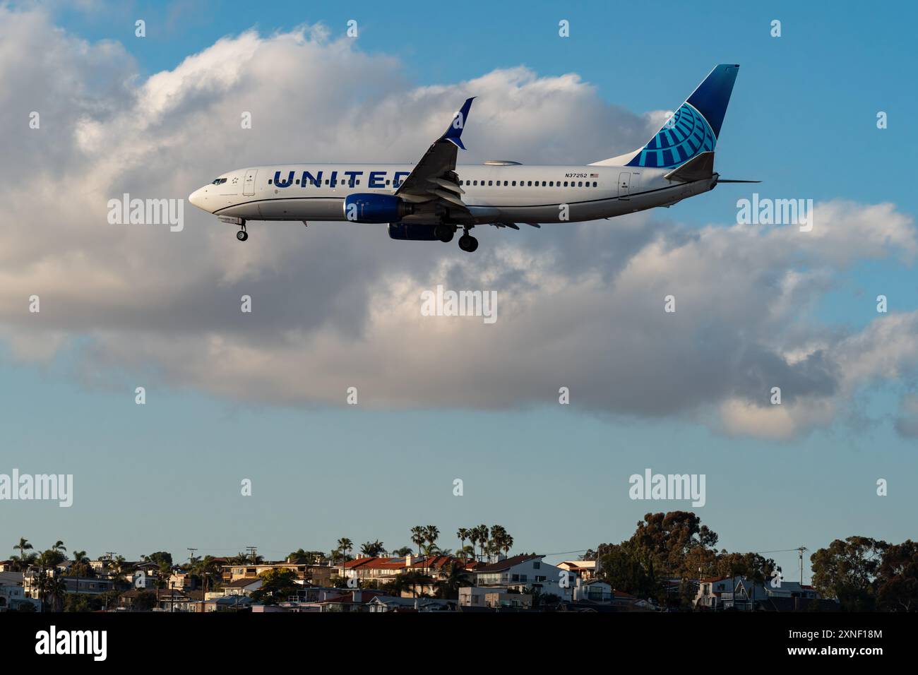 Un Boeing 737-800 della United Airlines in avvicinamento per atterrare all'aeroporto di San Diego. Foto Stock