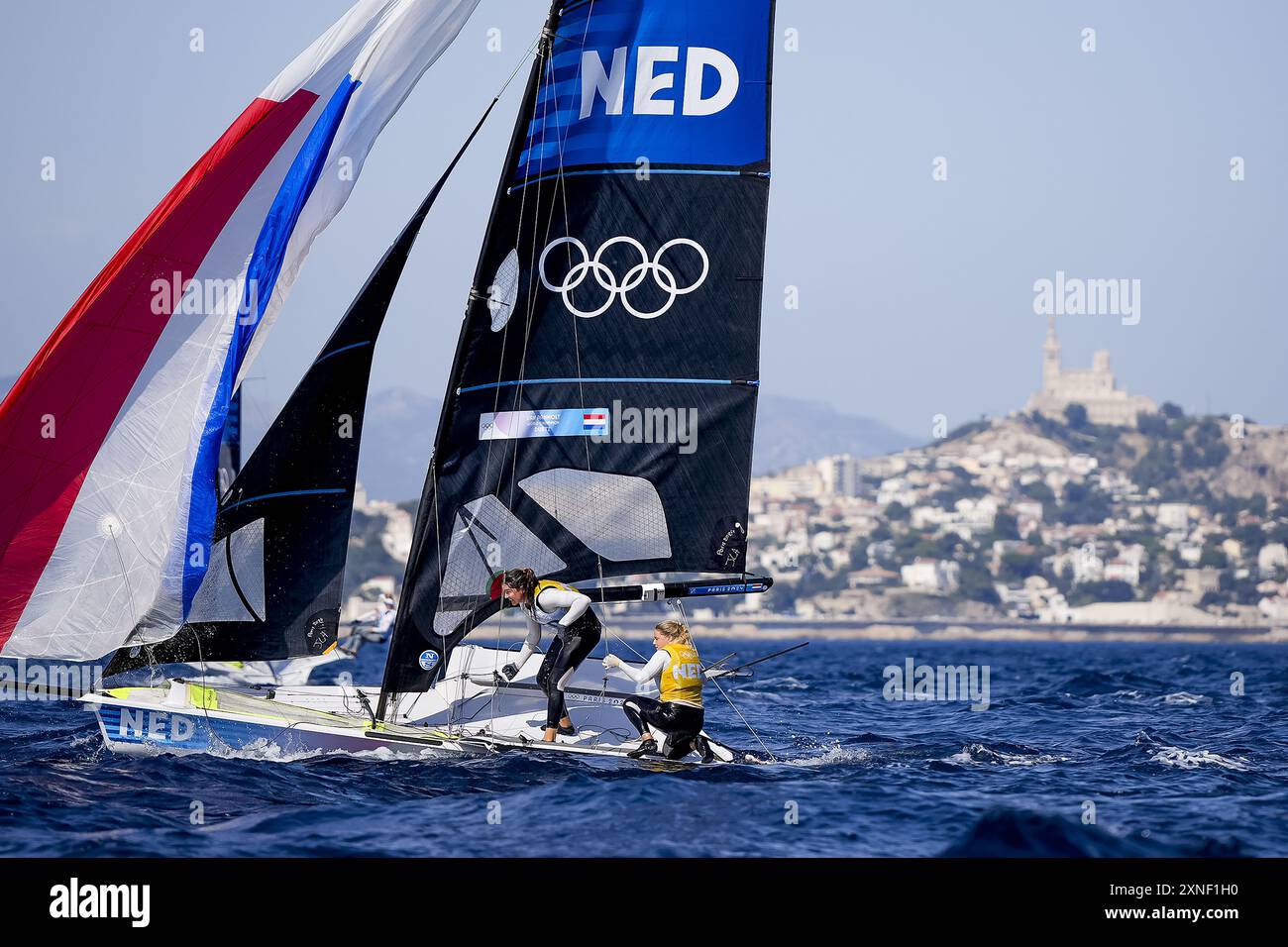 MARSIGLIA - i marinai Odile van Aanholt e Annette Duetz in azione nella classe 49erFX skiff ai Giochi Olimpici. LEVIGATRICE ANP KONING Foto Stock